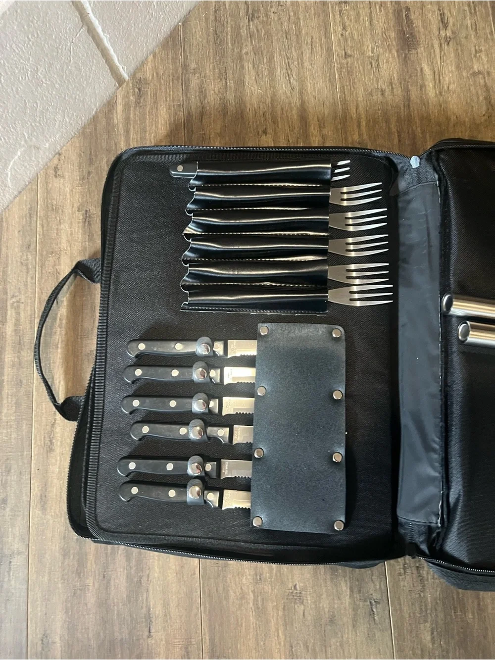 28 piece MOUNTAIN QUEST stainless utensil knife picnic camping set with case